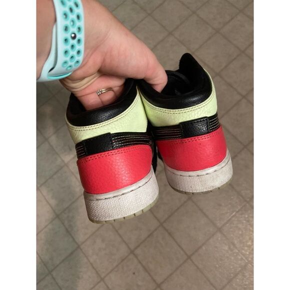 Nike Air‎ Jordan 1 Mid SE GS Glow In The Dark AV5174-076 Size 4.5Y - Picture 7 of 7